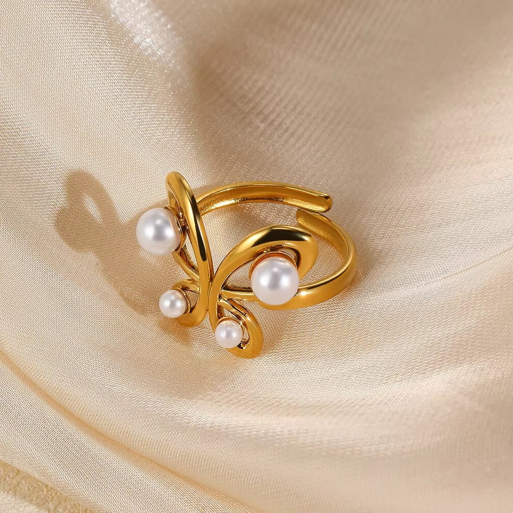Fluttering Pearl Ring (adjustable)