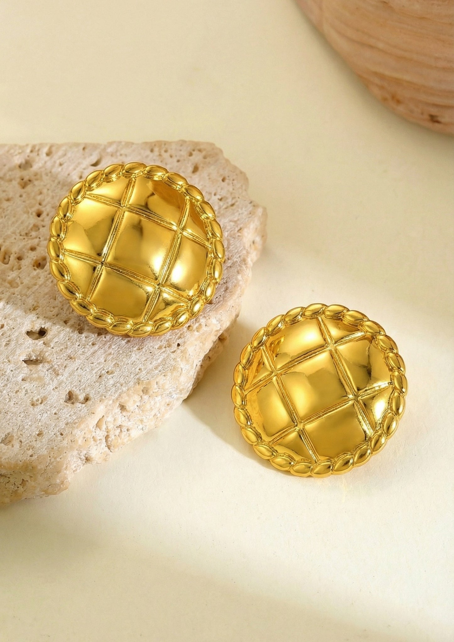 Round grid studs