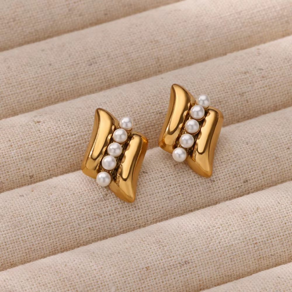 Pearl Crest Stud